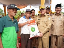 Gubernur Salurkan Bantuan Pangan Pasca Banjir untuk Masyarakat Kubu Raya