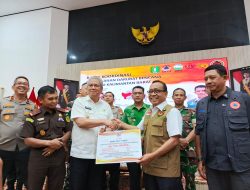 Menko PMK Beri Bantuan Penanganan Banjir ke Pemprov Kalbar