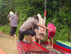 Banjir Tak Kunjung Surut, Polsek Ledo, Tagana dan Perangkat Desa Bantu Evakuasi Warga