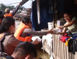 Polres Bengkayang dan Tim Gabungan Salurkan Bantuan Sosial ke Masyarakat Terdampak Banjir