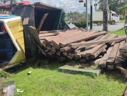 Truk Bermuatan Kayu Belian Terguling dan Tabrak Dua Pemotor di Kubu Raya