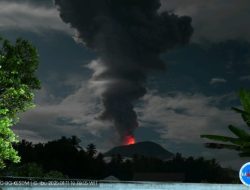 Gunung Ibu Erupsi dengan Tinggi Kolom Abu 4.000 Meter