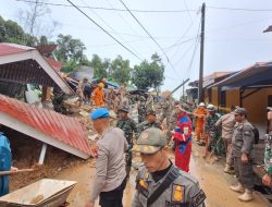 Empat Warga Tertimbun Longsor di Kota Batam