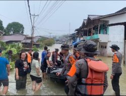 Polda Kalbar Terjunkan Tim SAR Bantu Masyarakat Terdampak Banjir di Desa Darit