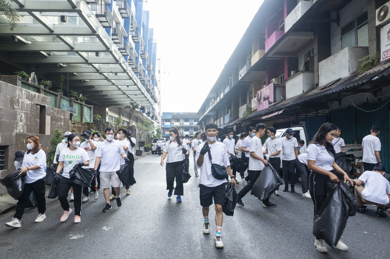 Peserta Aksi Bersih-Bersih Jalan Gajahmada Dalam rangka memperingati Hari Peduli Sampah Nasional 2025