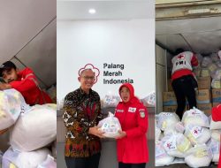 Bank Kalbar Bersama PMI Kalbar Kirim Bantuan untuk Korban Banjir di Sambas