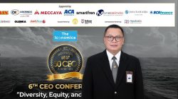 Direktur Utama Bank Kalbar, Rokidi, menerima penghargaan sebagai salah satu dari 50 CEO terbaik dalam ajang Indonesia Best 50 CEO Awards 2025 yang diselenggarakan oleh The Iconomics Media di Auditorium Kemenparekraf, Jakarta, pada Selasa, 18 Maret 2025.