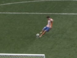 UEFA: Tendangan Penalti Julian Alvarez Dianulir Atas Keputusan VAR