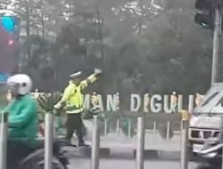 Polisi Itu Bernama Aipda Rahman! Urai Kemacetan Di Bundaran Untan Saat Hujan Deras 