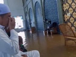 Banjir, Warga Putussibau Tetap Sholat Jumat di Masjid Besar Darussalam