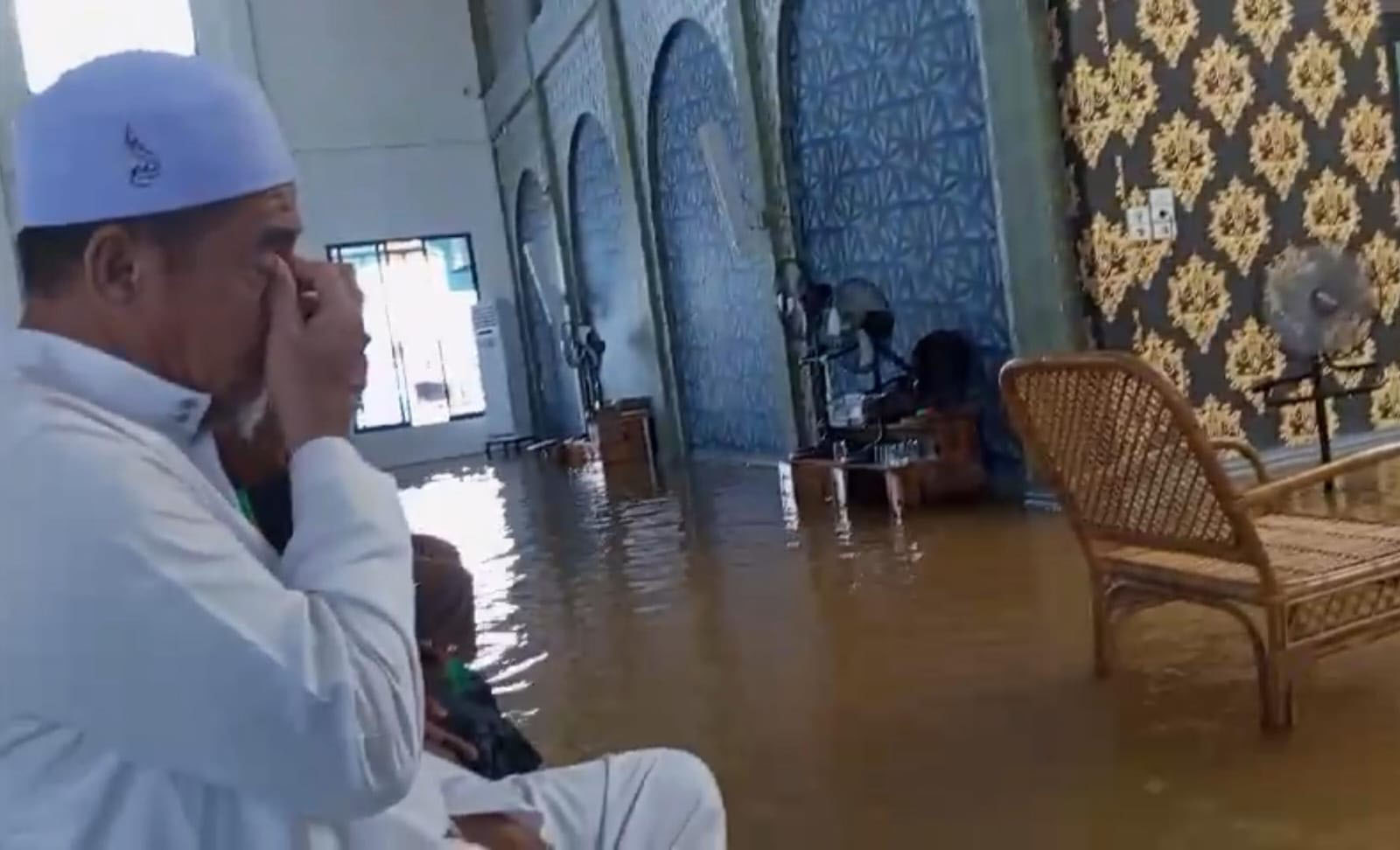 Narasi foto: Meski kebanjiran, masyarakat Kecamatan Putussibau Selatan, Kabupaten Kapuas Hulu tetap laksanakan sholat Jumat di Masjid Besar Darussalam Putussibau, Jumat (21/3/2025) (foto: Ist)