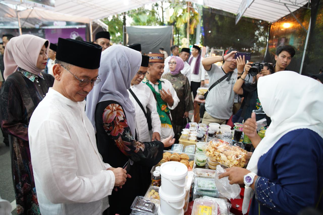 Wali Kota Pontianak, Edi Rusdi Kamtono, mengunjungi stan pelaku usaha mikro, kecil, dan menengah (UMKM) dalam sebuah bazar kuliner. Kegiatan ini bertujuan untuk mendorong pelaku usaha agar mengurus sertifikasi halal guna meningkatkan daya saing produk di pasar yang lebih luas.