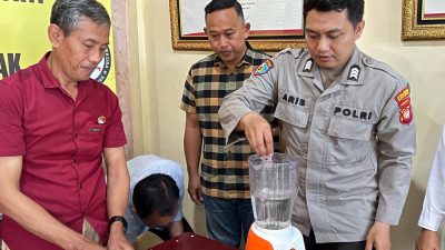 Seorang petugas Satresnarkoba Polresta Pontianak memasukkan barang bukti narkotika ke dalam blender saat proses pemusnahan, disaksikan oleh perwakilan kejaksaan dan pihak terkait, Kamis (6/3/2025). Foto (Dok. Polresta Kota Pontianak/Faktakalbar.id)