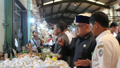 Anggota DPRD Kota Pontianak, Edy Zaidar Mochtar, bersama jajaran Komisi III DPRD Kota Pontianak dan instansi terkait meninjau harga pangan di pasar tradisional dan modern di Kota Pontianak, Rabu (5/3/2025).