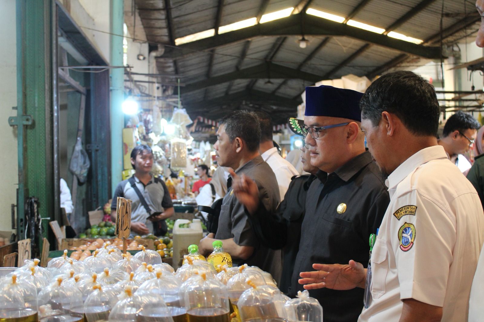 Anggota DPRD Kota Pontianak, Edy Zaidar Mochtar, bersama jajaran Komisi III DPRD Kota Pontianak dan instansi terkait meninjau harga pangan di pasar tradisional dan modern di Kota Pontianak, Rabu (5/3/2025).