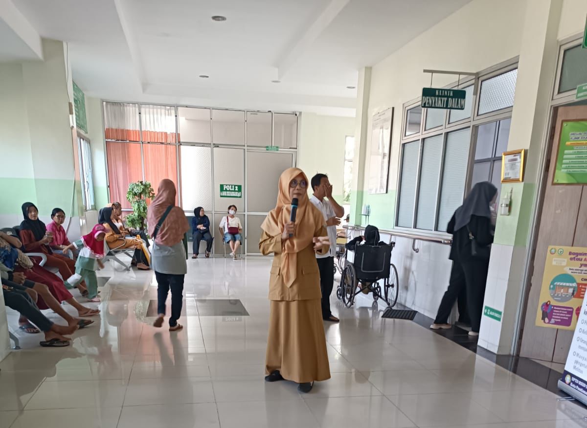 Seorang pemateri memberikan penyuluhan kesehatan di RSUD SSMA Kota Pontianak tentang pentingnya mencukupi kebutuhan cairan tubuh selama puasa Ramadan, dengan peserta yang duduk di ruang tunggu rumah sakit, Selasa (11/3).