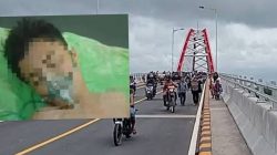 Tragedi di JSSB: Pemuda asal Sejiram, Abu Rizal Bakri (20), meninggal dunia setelah melompat dari Jembatan Sungai Sambas Besar (JSSB) untuk menghindari pengeroyokan. Insiden ini mengundang perhatian warga setempat. Pihak berwenang masih menyelidiki kasus tersebut.