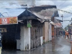 Breaking News !,Kebakaran Tengah Hari,Warga Jalan Tebu Pontianak Panik