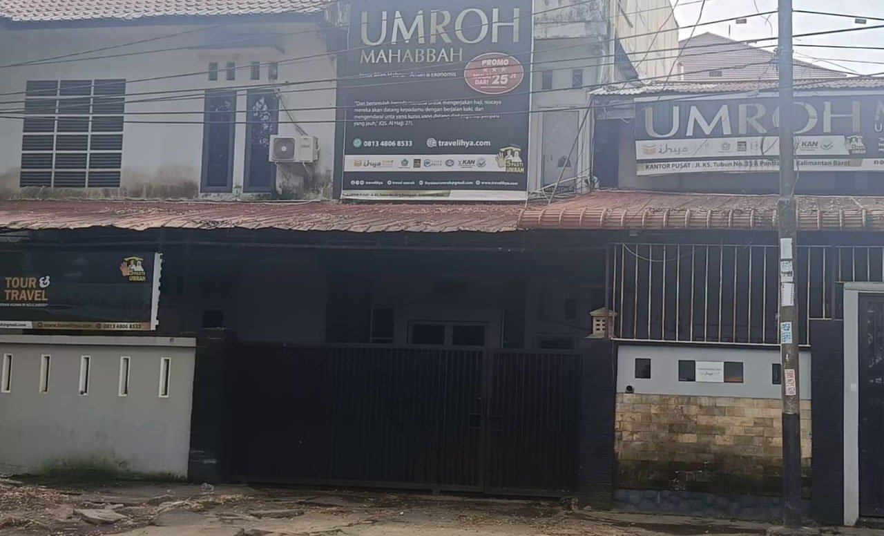 Foto rumah dan kantor ihya tour and travel milik Heru Wijaryadi yang tampak kosong dan tak terurus usai ia ditetapkan sebagai DPO oleh Polda Kalbar