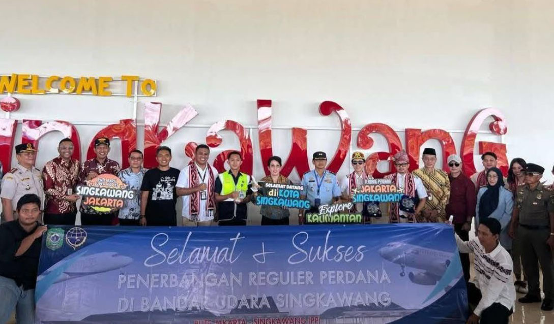 TERBANG PERDANA - Maskapai penerbangan Super Air Jet milik Lion Grup melakukan terbang perdana di Bandara Singkawang, Kalimantan Barat kemarin.