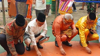 Wali Kota Pontianak, Edi Kamtono bersama dengan Sekda Kalbar, Harisson dan tamu undangan lain mencoba mendirikan telur di Halaman Tugu Khatulistiwa, Sabtu (22/3/2025).