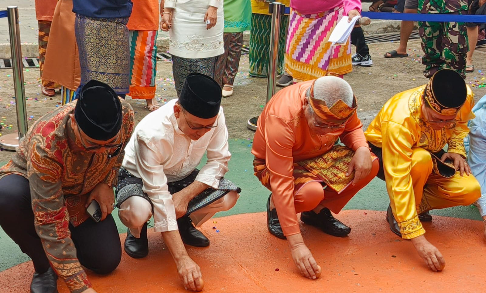 Wali Kota Pontianak, Edi Kamtono bersama dengan Sekda Kalbar, Harisson dan tamu undangan lain mencoba mendirikan telur di Halaman Tugu Khatulistiwa, Sabtu (22/3/2025).