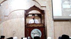 Sekretaris Daerah Kota Pontianak, Amirullah, menyampaikan sambutan dalam acara Safari Ramadan di Masjid Al-Muhtadin, Universitas Tanjungpura. Dalam kesempatan tersebut, ia memaparkan program strategis Pemkot Pontianak, termasuk pengendalian inflasi dan dukungan bagi guru ngaji.