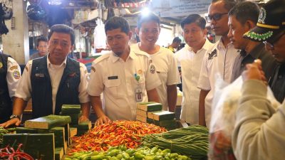 Plt Kepala Dinas Pangan, Pertanian, dan Perikanan (DPPP) Kota Pontianak, Muchammad Yamin, bersama Tim Satgas Pangan dan Anggota DPRD Kota Pontianak saat melakukan pemantauan harga bahan pokok di Pasar Flamboyan, Rabu (5/3/2025).