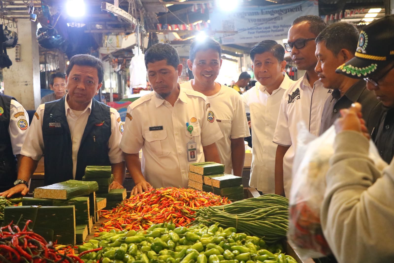 Plt Kepala Dinas Pangan, Pertanian, dan Perikanan (DPPP) Kota Pontianak, Muchammad Yamin, bersama Tim Satgas Pangan dan Anggota DPRD Kota Pontianak saat melakukan pemantauan harga bahan pokok di Pasar Flamboyan, Rabu (5/3/2025).