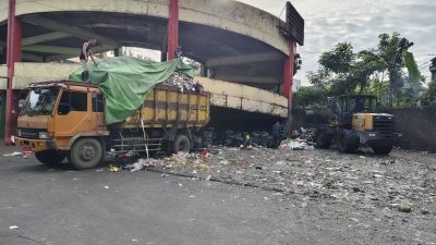 Petugas kebersihan mengangkut sampah dari TPS Pasar Mawar menuju TPA Batulayang. Pemerintah Kota Pontianak menargetkan revitalisasi TPA untuk mengurangi volume sampah dan meningkatkan pengelolaan limbah secara berkelanjutan.