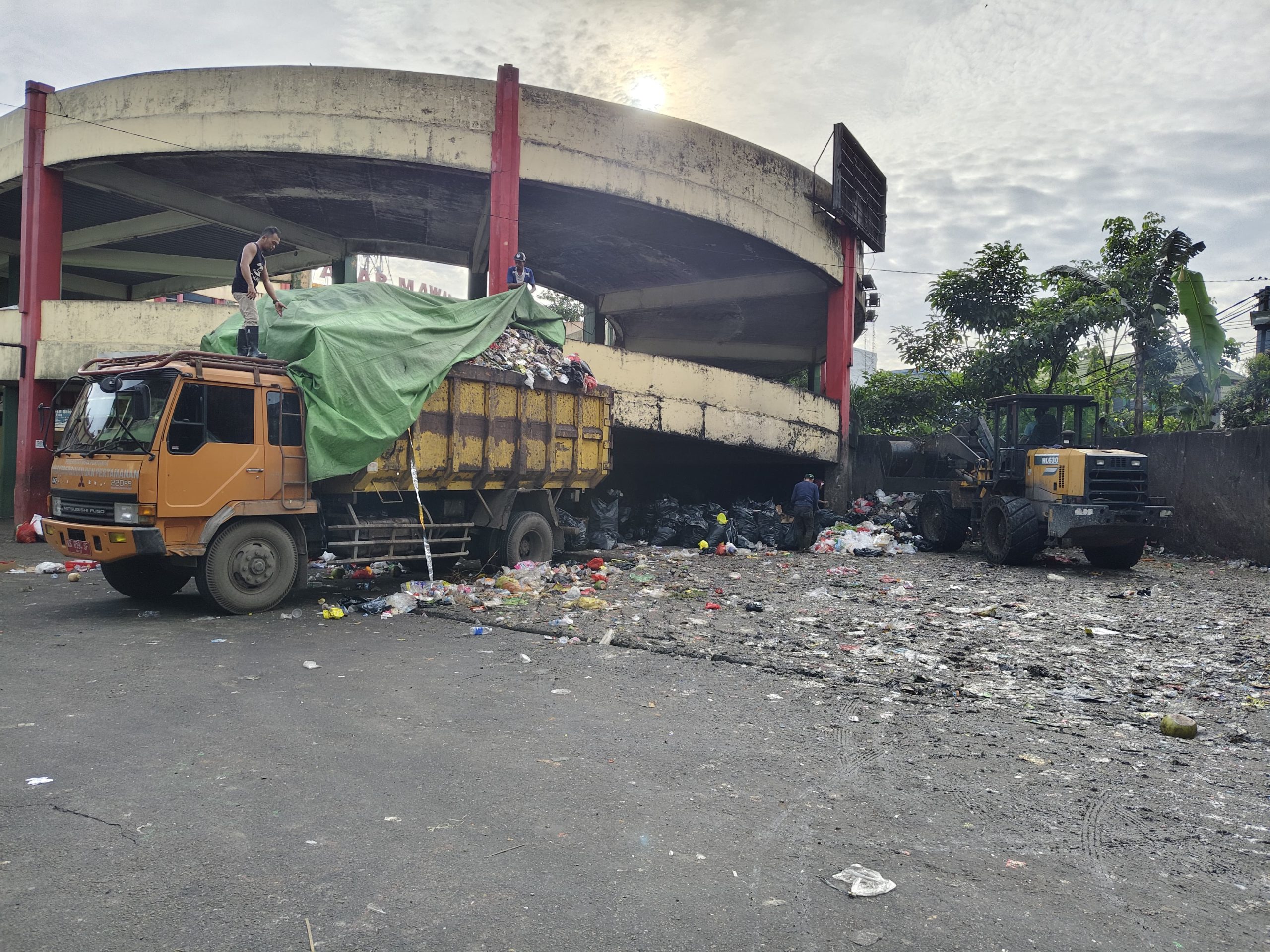 Petugas kebersihan mengangkut sampah dari TPS Pasar Mawar menuju TPA Batulayang. Pemerintah Kota Pontianak menargetkan revitalisasi TPA untuk mengurangi volume sampah dan meningkatkan pengelolaan limbah secara berkelanjutan.