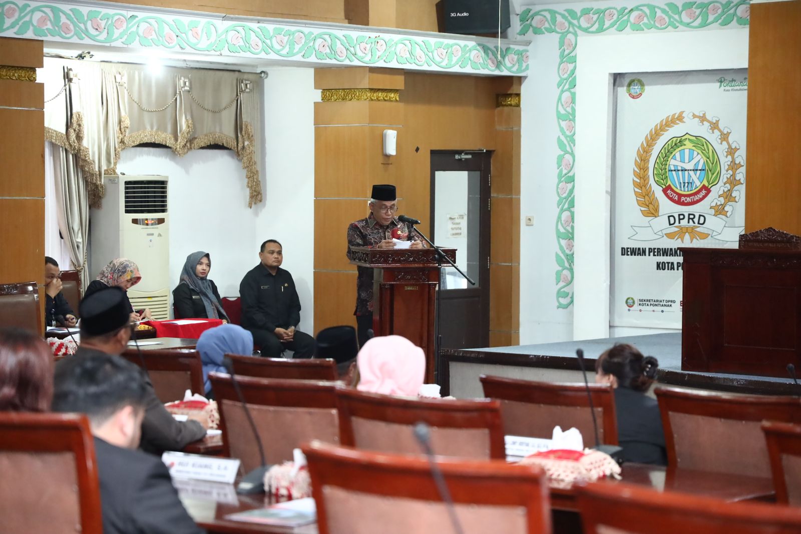 Sekretaris Daerah Kota Pontianak, Amirullah, menyampaikan pandangan umum terkait Rancangan Peraturan Daerah (Raperda) Percepatan Penanggulangan Tuberkulosis dalam Rapat Paripurna di Gedung DPRD Kota Pontianak, Kamis (6/3/2025).