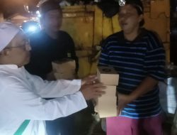 Alumni STM Negeri 2/SMK Negeri 4 Pontianak Angkatan 1996 Berbagi Paket Sahur untuk Petugas Kebersihan