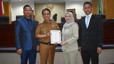 Wakil Wali Kota Pontianak, Bahasan, menyerahkan jawaban Wali Kota atas pandangan umum fraksi-fraksi DPRD Kota Pontianak terkait tiga Raperda dalam Rapat Paripurna DPRD, Senin (10/3/2025).