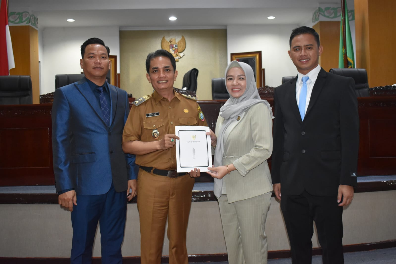 Wakil Wali Kota Pontianak, Bahasan, menyerahkan jawaban Wali Kota atas pandangan umum fraksi-fraksi DPRD Kota Pontianak terkait tiga Raperda dalam Rapat Paripurna DPRD, Senin (10/3/2025).