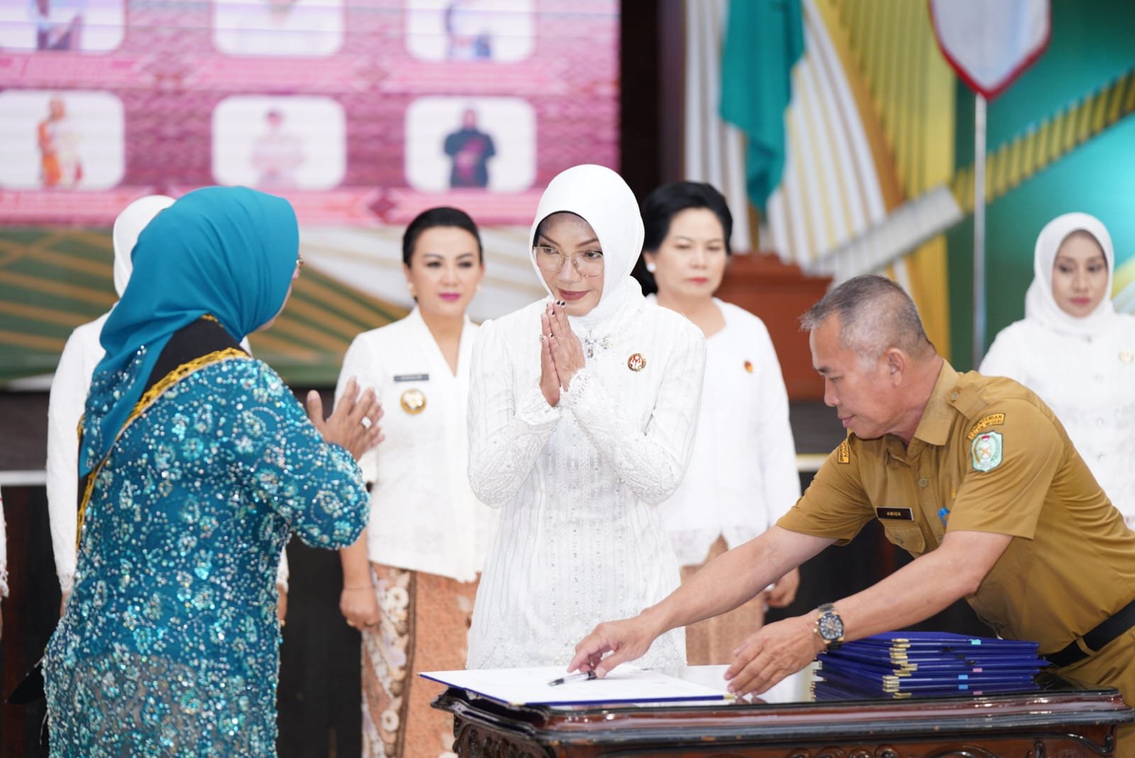 Yanieta Arbiastutie Kamtono mengucapkan salam hormat kepada Ketua TP-PKK Provinsi Kalimantan Barat, Erlina Ria Norsan, saat prosesi pelantikannya sebagai Ketua TP-PKK Kota Pontianak di Pendopo Gubernur Kalbar, Senin (10/3/2025). Dalam kesempatan yang sama, Yanieta juga dilantik sebagai Ketua Dekranasda, Pembina Posyandu, dan Bunda PAUD Kota Pontianak.