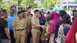 Wali Kota Pontianak, Edi Rusdi Kamtono, menyalami warga saat menghadiri kegiatan Pasar Murah di Kecamatan Pontianak Selatan, Selasa (11/3/2025). Kegiatan ini bertujuan membantu masyarakat mendapatkan kebutuhan pokok dengan harga terjangkau menjelang Ramadan.