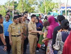 Warga Antre Serbu Pasar Murah di Pontianak Selatan