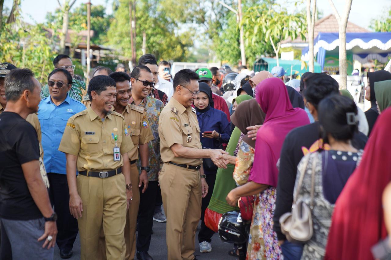 Wali Kota Pontianak, Edi Rusdi Kamtono, menyalami warga saat menghadiri kegiatan Pasar Murah di Kecamatan Pontianak Selatan, Selasa (11/3/2025). Kegiatan ini bertujuan membantu masyarakat mendapatkan kebutuhan pokok dengan harga terjangkau menjelang Ramadan.