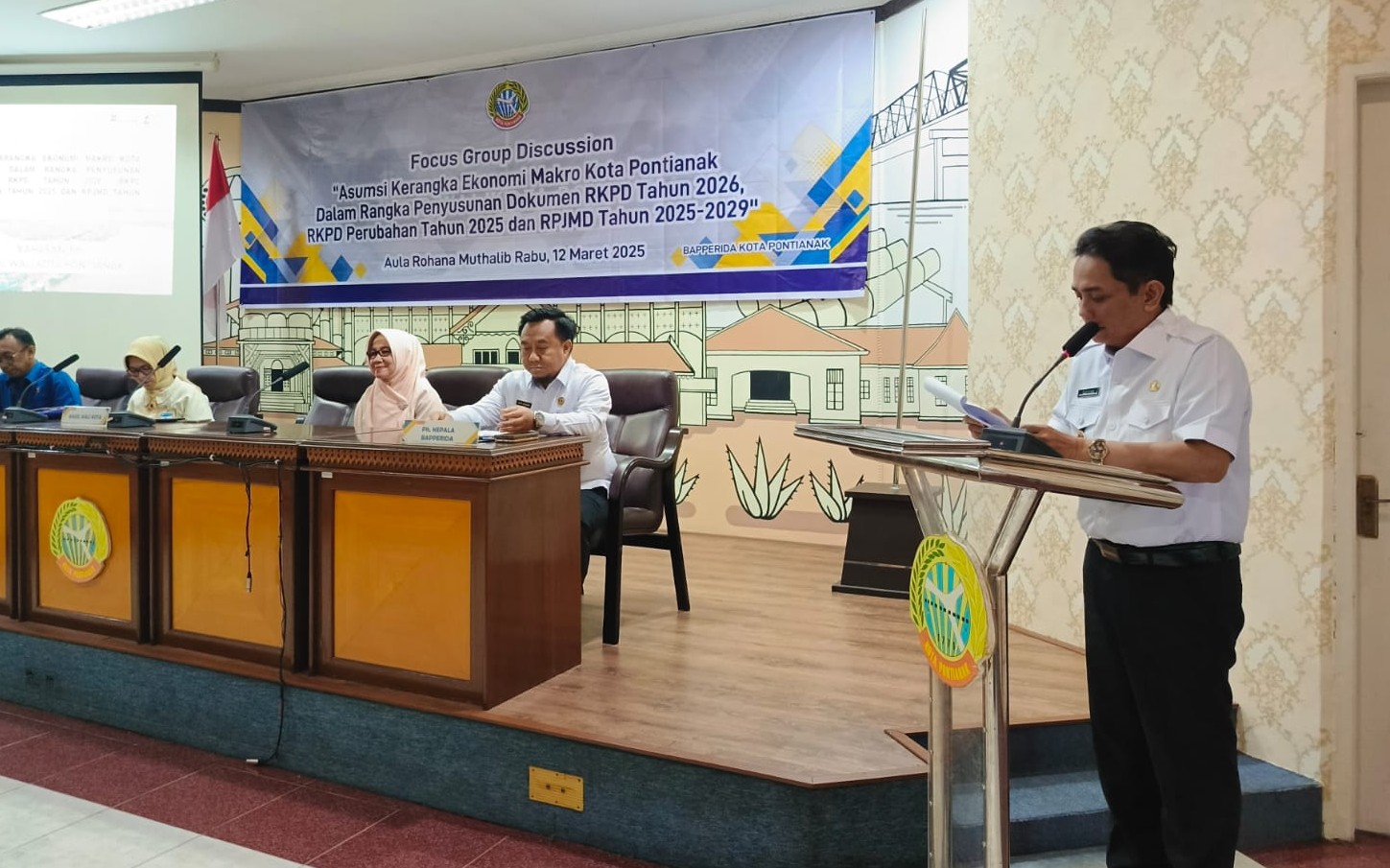 Wakil Wali Kota Pontianak, Bahasan, membuka Focus Group Discussion (FGD) "Asumsi Kerangka Ekonomi Makro Kota Pontianak" di Aula Rohana Muthalib BAPPERIDA Kota Pontianak, Rabu (12/3/2025).