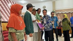 Wakil Wali Kota Pontianak, Bahasan, menyerahkan bantuan sosial (bansos) tunai kepada warga penerima manfaat dalam kegiatan penyaluran bansos di Aula Kantor Camat Pontianak Kota, Kamis (13/3/2025). Bantuan ini diberikan untuk mendukung kesejahteraan masyarakat berpenghasilan rendah di Kota Pontianak.