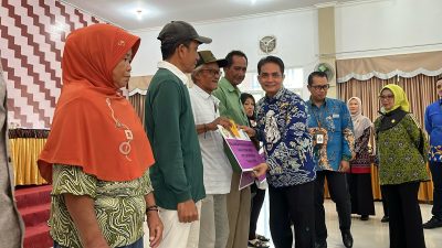 Wakil Wali Kota Pontianak, Bahasan, menyerahkan bantuan sosial (bansos) tunai kepada warga penerima manfaat dalam kegiatan penyaluran bansos di Aula Kantor Camat Pontianak Kota, Kamis (13/3/2025). Bantuan ini diberikan untuk mendukung kesejahteraan masyarakat berpenghasilan rendah di Kota Pontianak.