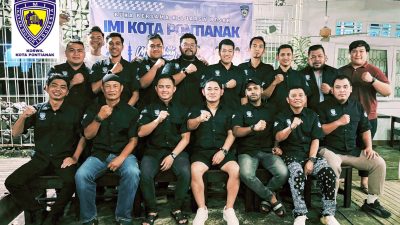 **Caption Foto:** Pengurus Ikatan Motor Indonesia (IMI) Korwil Kota Pontianak berfoto bersama usai menggelar buka puasa bersama di Kafe 3/4, Pontianak Selatan, Senin (10/3). Dalam kesempatan ini, IMI membahas agenda otomotif 2025 serta mendorong kerja sama lebih erat dengan KONI dan Dispora Kota Pontianak.