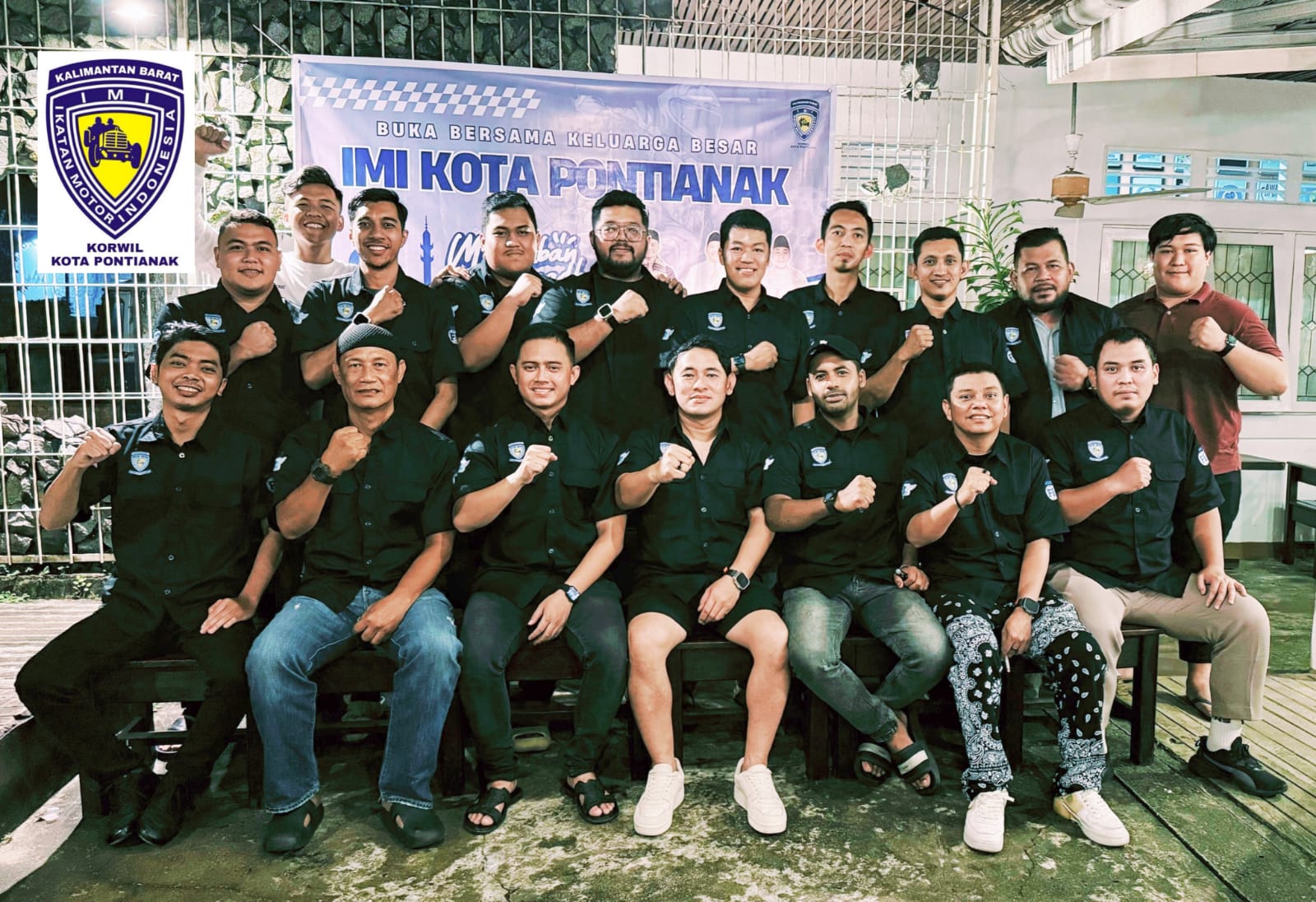 **Caption Foto:** Pengurus Ikatan Motor Indonesia (IMI) Korwil Kota Pontianak berfoto bersama usai menggelar buka puasa bersama di Kafe 3/4, Pontianak Selatan, Senin (10/3). Dalam kesempatan ini, IMI membahas agenda otomotif 2025 serta mendorong kerja sama lebih erat dengan KONI dan Dispora Kota Pontianak.