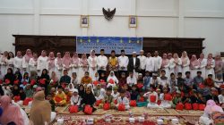 Wali Kota Pontianak Edi Rusdi Kamtono, Wakil Wali Kota Bahasan, Sekda Kota Pontianak Amirullah, serta Ketua TP-PKK Kota Pontianak Yanieta Arbiastutie berfoto bersama jajaran pengurus TP-PKK dan anak-anak dalam acara buka puasa bersama di Aula Rumah Dinas Wali Kota Pontianak, Kamis (13/3/2025).