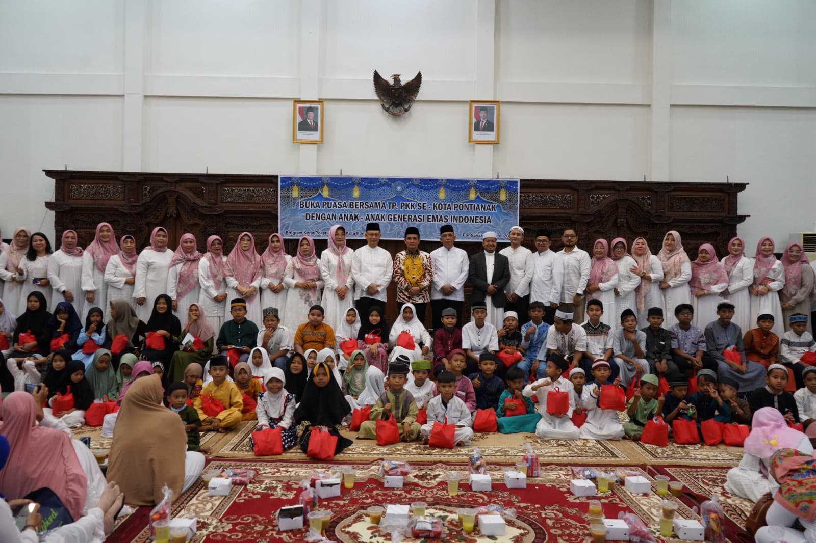 Wali Kota Pontianak Edi Rusdi Kamtono, Wakil Wali Kota Bahasan, Sekda Kota Pontianak Amirullah, serta Ketua TP-PKK Kota Pontianak Yanieta Arbiastutie berfoto bersama jajaran pengurus TP-PKK dan anak-anak dalam acara buka puasa bersama di Aula Rumah Dinas Wali Kota Pontianak, Kamis (13/3/2025).