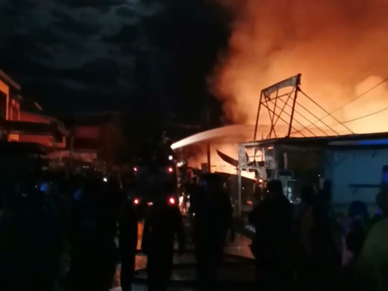 Petugas pemadam kebakaran berupaya memadamkan api yang melahap deretan kios dan toko di kompleks Pasar Pagi, Putussibau, Kabupaten Kapuas Hulu, Kalimantan Barat, pada Kamis (13/3/2025) malam. Kebakaran ini menyebabkan kepanikan warga dan kemacetan lalu lintas di sekitar lokasi kejadian.