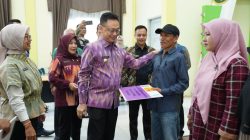 Wali Kota Pontianak, Edi Rusdi Kamtono, menyerahkan secara simbolis bantuan sosial kepada warga di Kecamatan Pontianak Tenggara, Jumat (14/3/2025). Bantuan ini diharapkan dapat meringankan beban masyarakat serta memastikan kehadiran pemerintah dalam membantu warga yang membutuhkan.