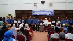 Wali Kota Pontianak menyerahkan bantuan transportasi kepada petugas fardhu kifayah dan guru madrasah diniyah di Aula Rumah Jabatan, Maret 2025.