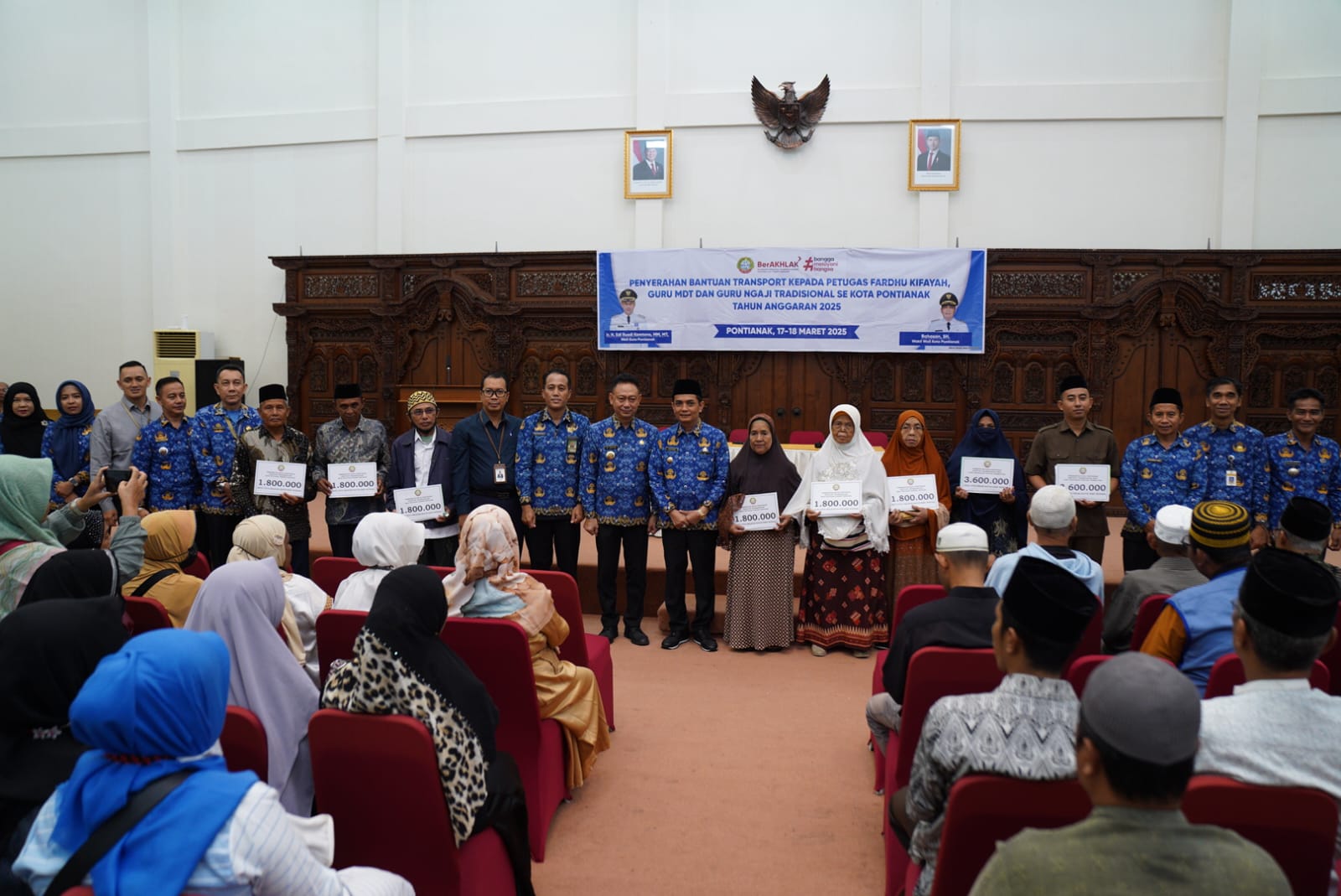 Wali Kota Pontianak menyerahkan bantuan transportasi kepada petugas fardhu kifayah dan guru madrasah diniyah di Aula Rumah Jabatan, Maret 2025.